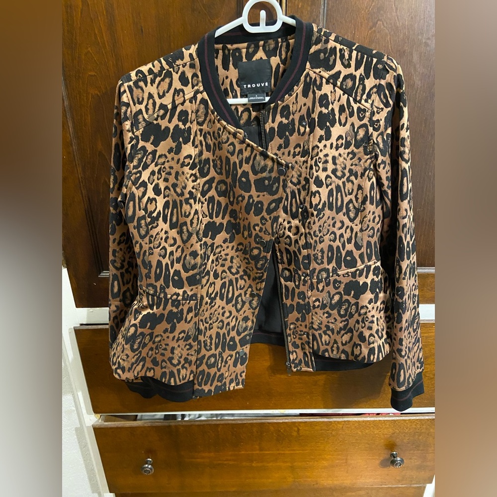 Trouvé leopard coat with peplum size small. Worn once. Like new condition.